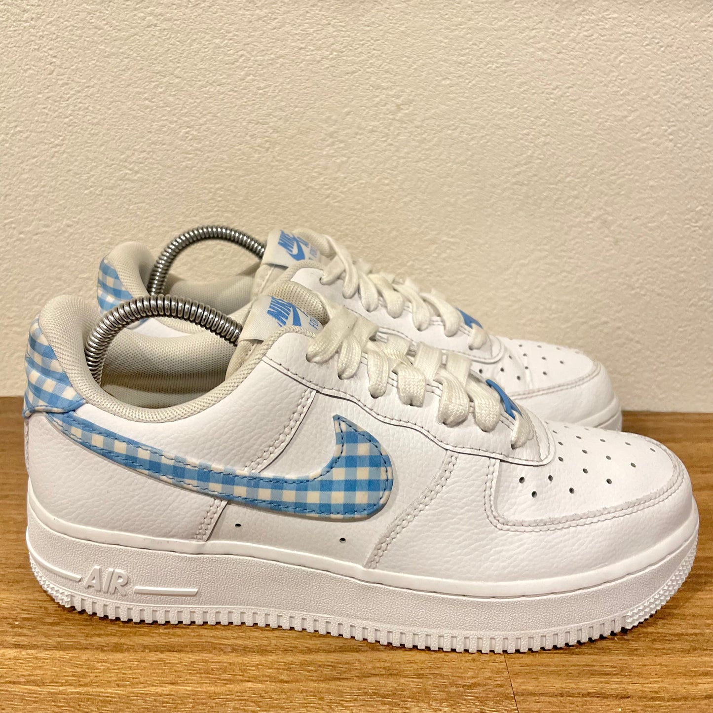 NIKE WMNS AIR FORCE1 07 ESS 24.5cm