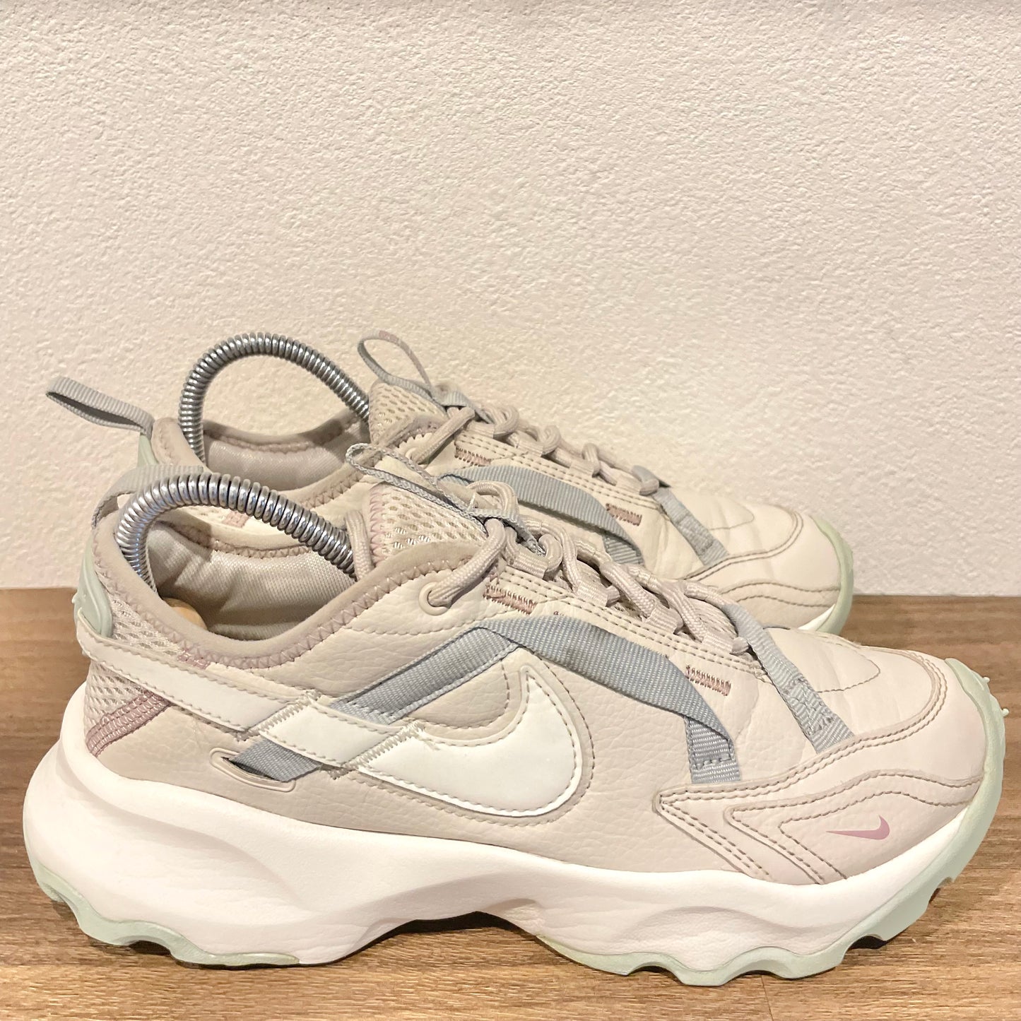 NIKE WMNS TC7900 24cm