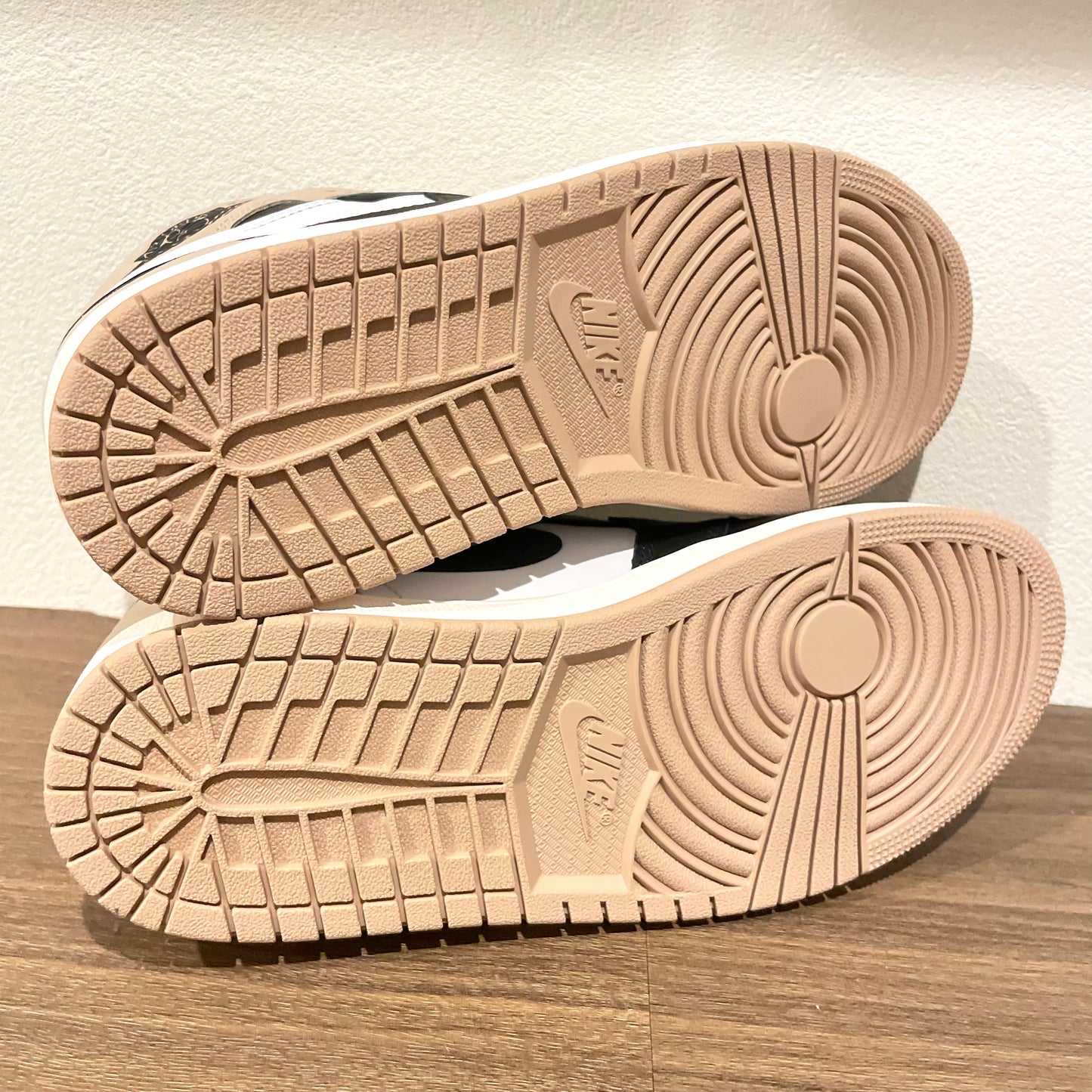 NIKE W AIR JORDAN 1 RETRO HI OG Latte 27.5cm