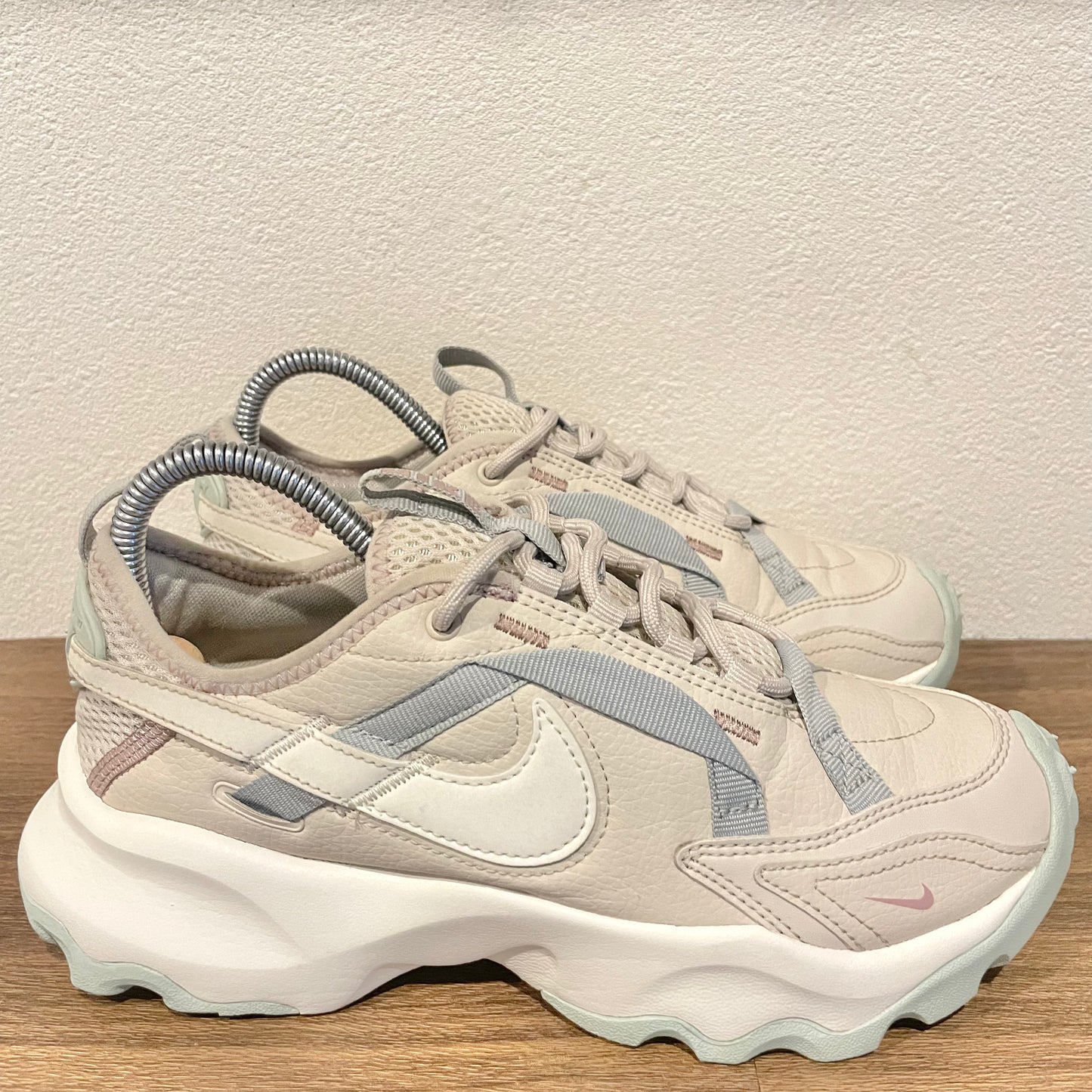 NIKE WMNS TC7900 23.5cm