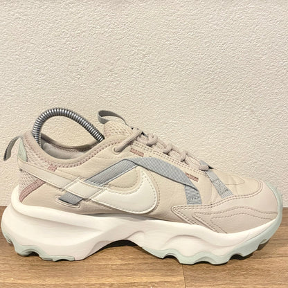 NIKE WMNS TC7900 23.5cm