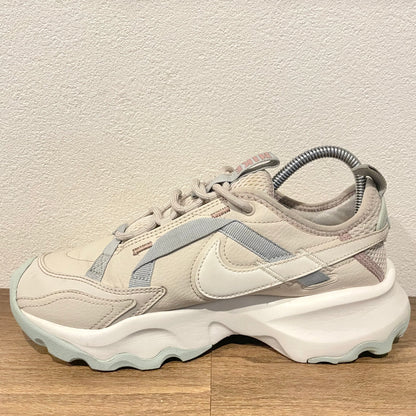 NIKE WMNS TC7900 23.5cm